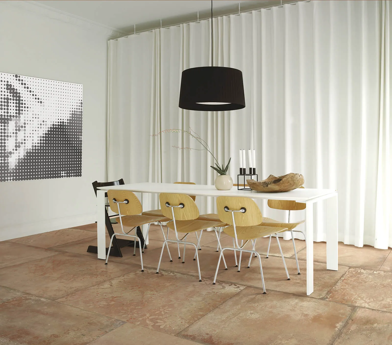 Stanza di una casa con pavimento in cotto tagina, con un tavolino e sedie di fronte ad una tenda