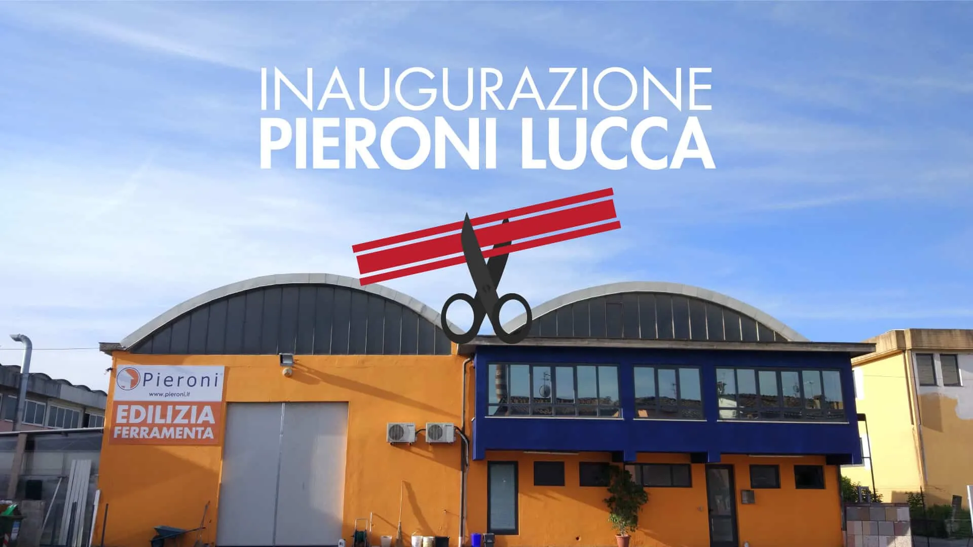 Nuovo magazzino di Lucca, dipinto in arancio e blu