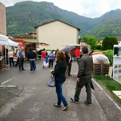 Persone camminano intorno allo stand Pieroni primo maggio
