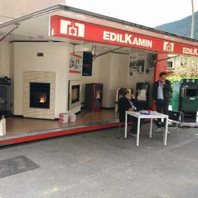 Sezione stufe camini caldaie Edilkamin allo stand Pieroni Primo Maggio