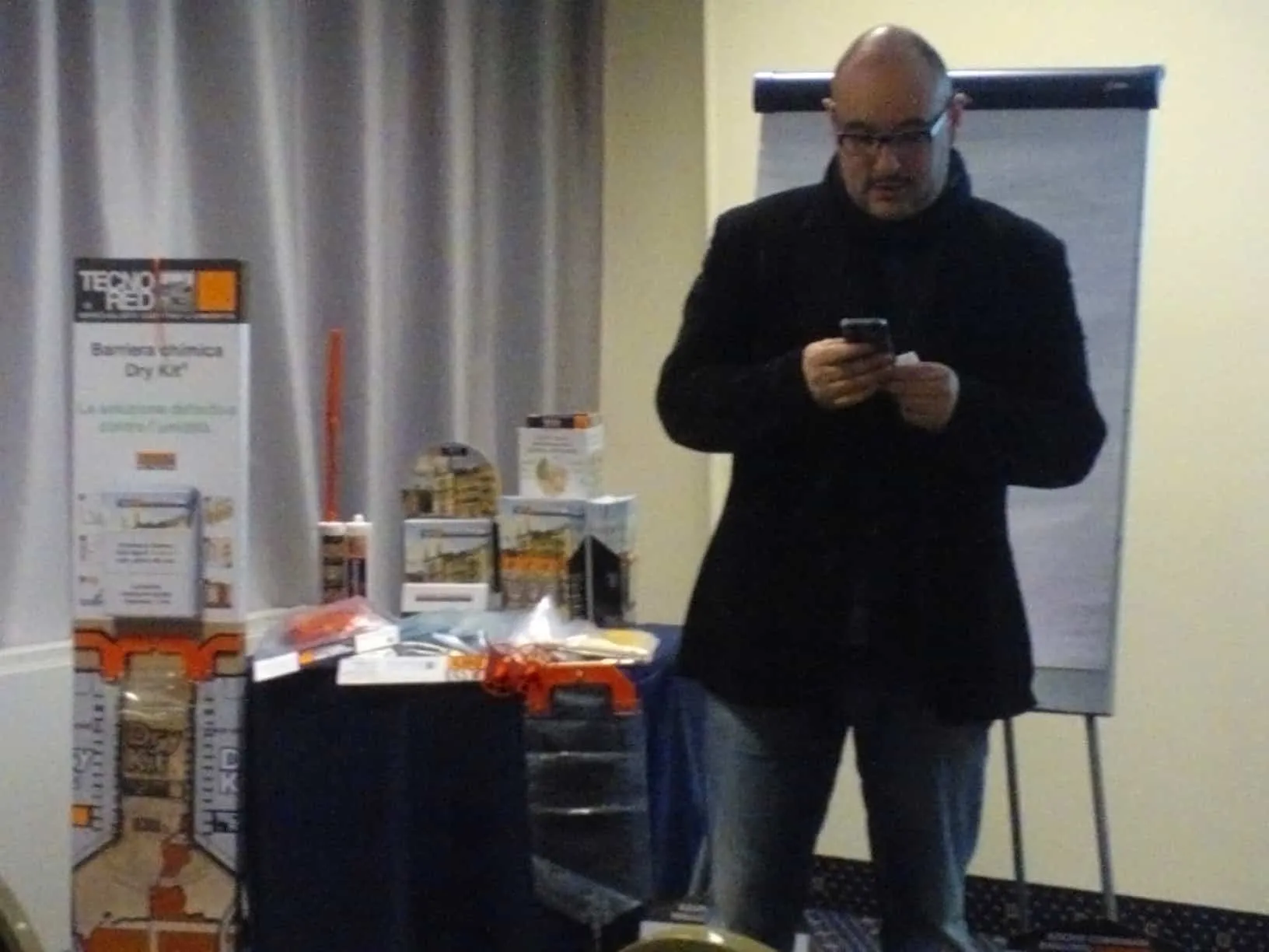 Venditore prende appunti sulle presentazioni