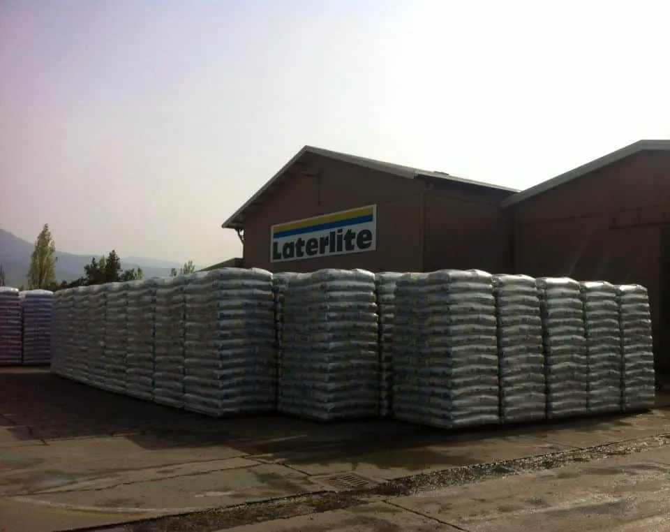 Molti pallet di Laterlite di fronte all'entrata della fabbrica