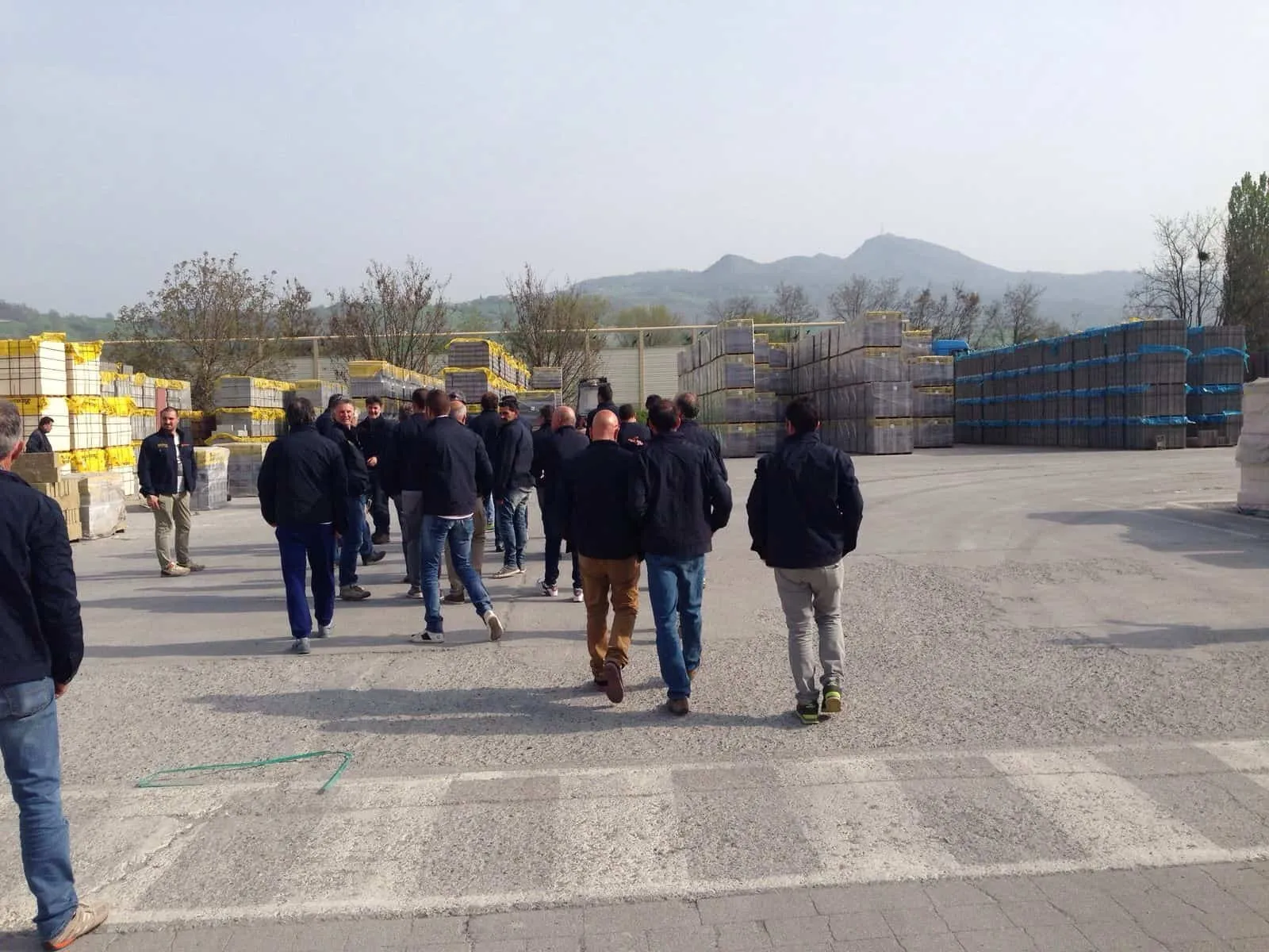 Gruppo di professionisti clienti Pieroni camminano intorno alla fabbrica