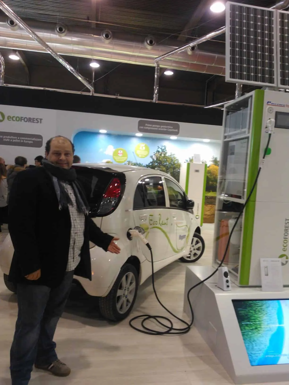 Esperto Pieroni con macchina elettrica a Progetto Fuoco