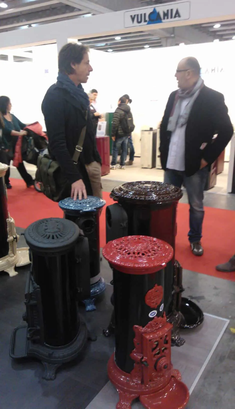 Esperti Pieroni discutono intorno a nuove stufe