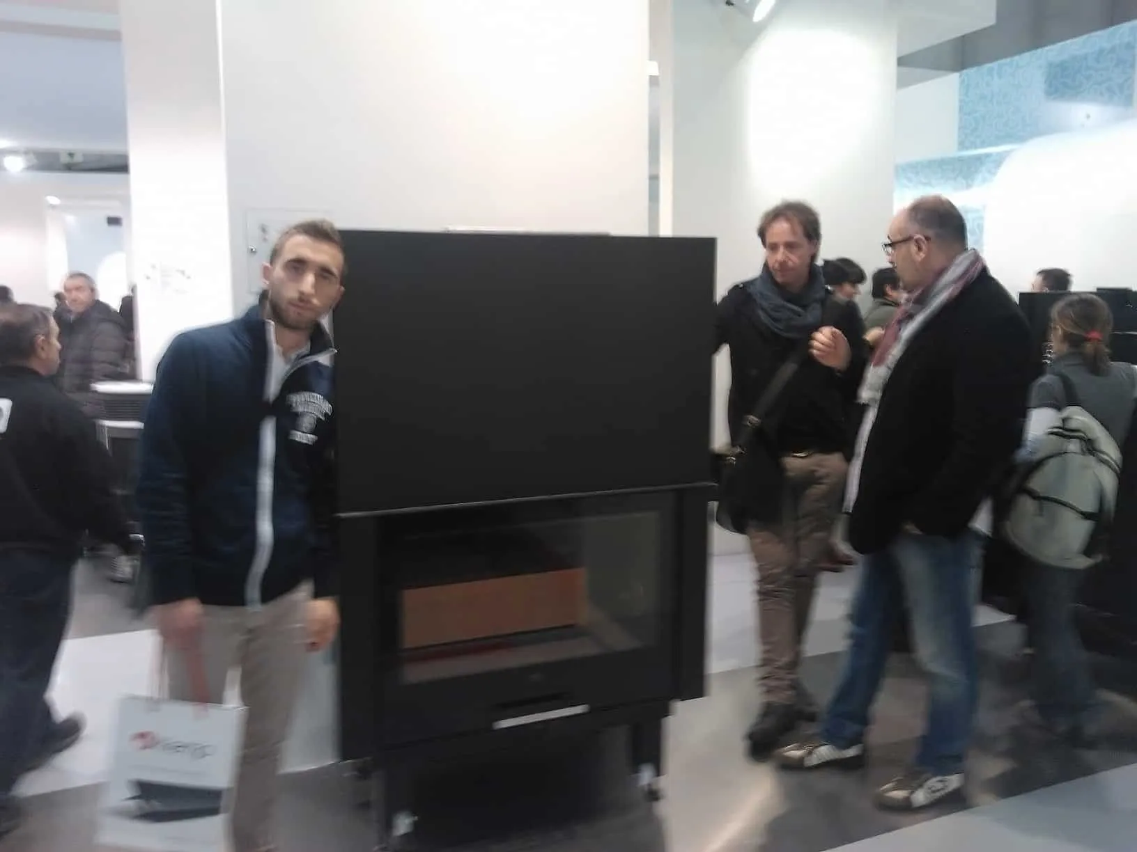 Esperti Pieroni parlano di un nuovo camino in mostra