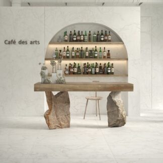 Una sala da pranzo, con un bar al centro e un bancone in legno e pietra, rivestita e con pavimento Tagina Mystery effetto marmo