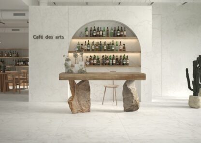 Una sala da pranzo, con un bar al centro e un bancone in legno e pietra, rivestita e con pavimento Tagina Mystery effetto marmo